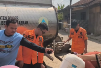 Respons Cepat Pemkab Bogor, BPBD Distribusikan Air Bersih untuk Warga Desa Sadeng Kolot.