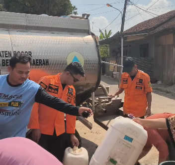 Respons Cepat Pemkab Bogor, BPBD Distribusikan Air Bersih untuk Warga Desa Sadeng Kolot.