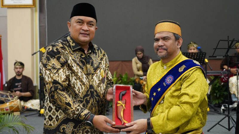 Terima Tanda Kehormatan Kerajaan Nusantara, Rudy Susmanto Tegaskan Komitmen Jaga Budaya.