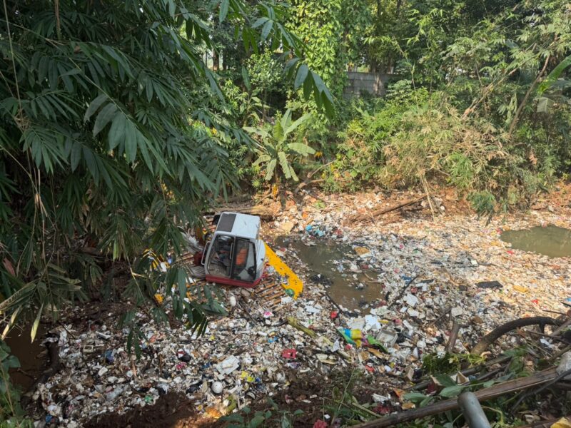 Tangani Sampah Kali Baru, Pemkab Bogor Targetkan Angkut 230 Truk Sampah dalam Lima Hari.