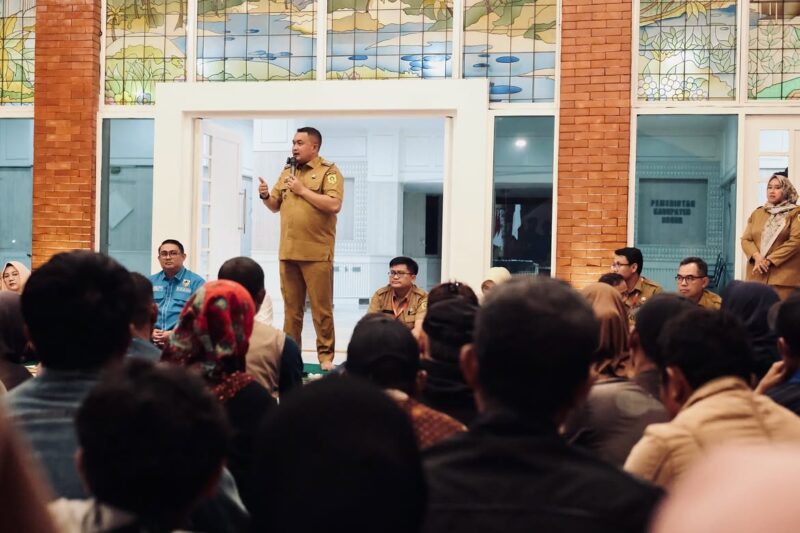 Rudy Susmanto Ajak PKL Jaga Kebersihan, Alun-alun Tegar Beriman Disiapkan Jadi Ruang Publik yang Nyaman.