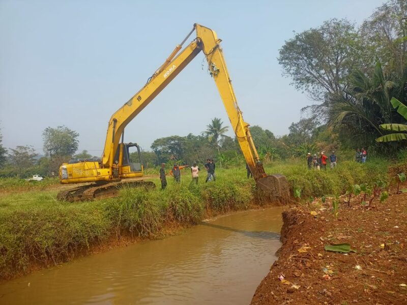 Normalisasi Kali Cibeuteung Tingkatkan Kapasitas Sungai dan Lindungi Permukiman Warga.