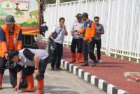 Arahan Bupati Rudy Susmanto, ASN dan DLH Gotong Royong Siapkan Stadion Pakansari.