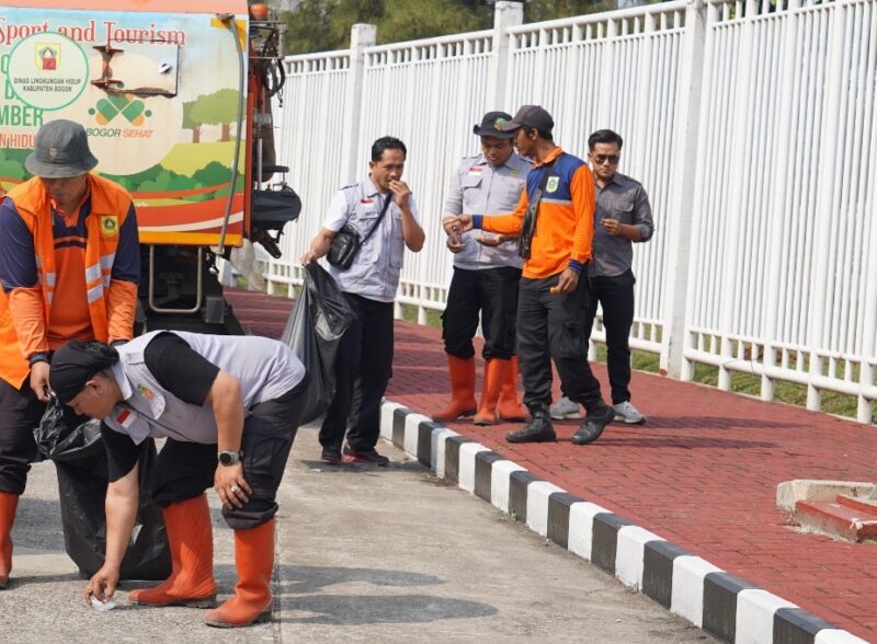 Arahan Bupati Rudy Susmanto, ASN dan DLH Gotong Royong Siapkan Stadion Pakansari.
