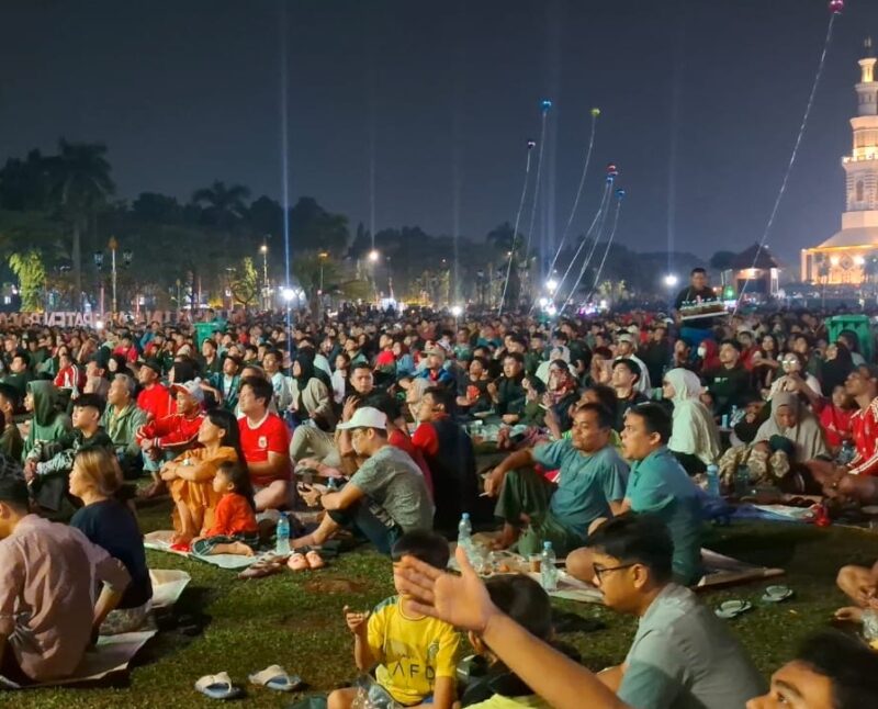 Antusias Warga Nobar Timnas Dongkrak Penjualan UMKM di Alun-alun Kabupaten Bogor.